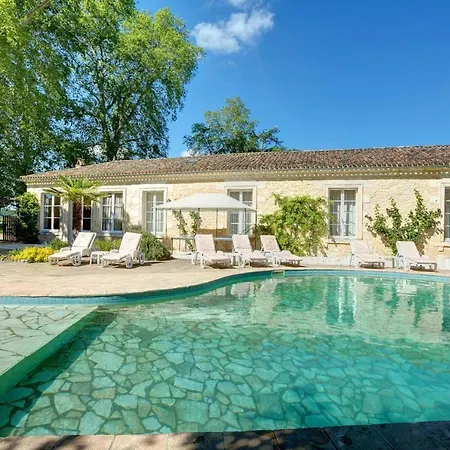 Sleeps 10 Pool Wifi Agnac
