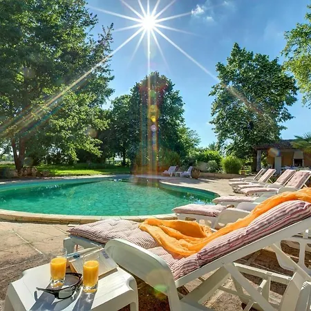 Sleeps 10 Pool Wifi Agnac